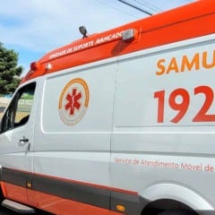 Samu Jundia&iacute; estacionado em via da cidade. C&eacute;u azul e vegeta&ccedil;&atilde;o ao fundo com tra&ccedil;os urbanos.