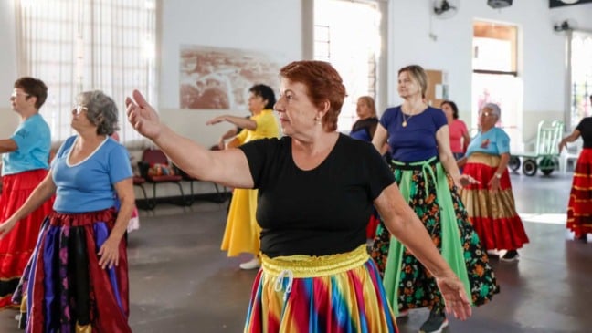 Idosas em Jundiaí dançam com saias coloridas durante atividade cultural da Semana do Idoso 2025.