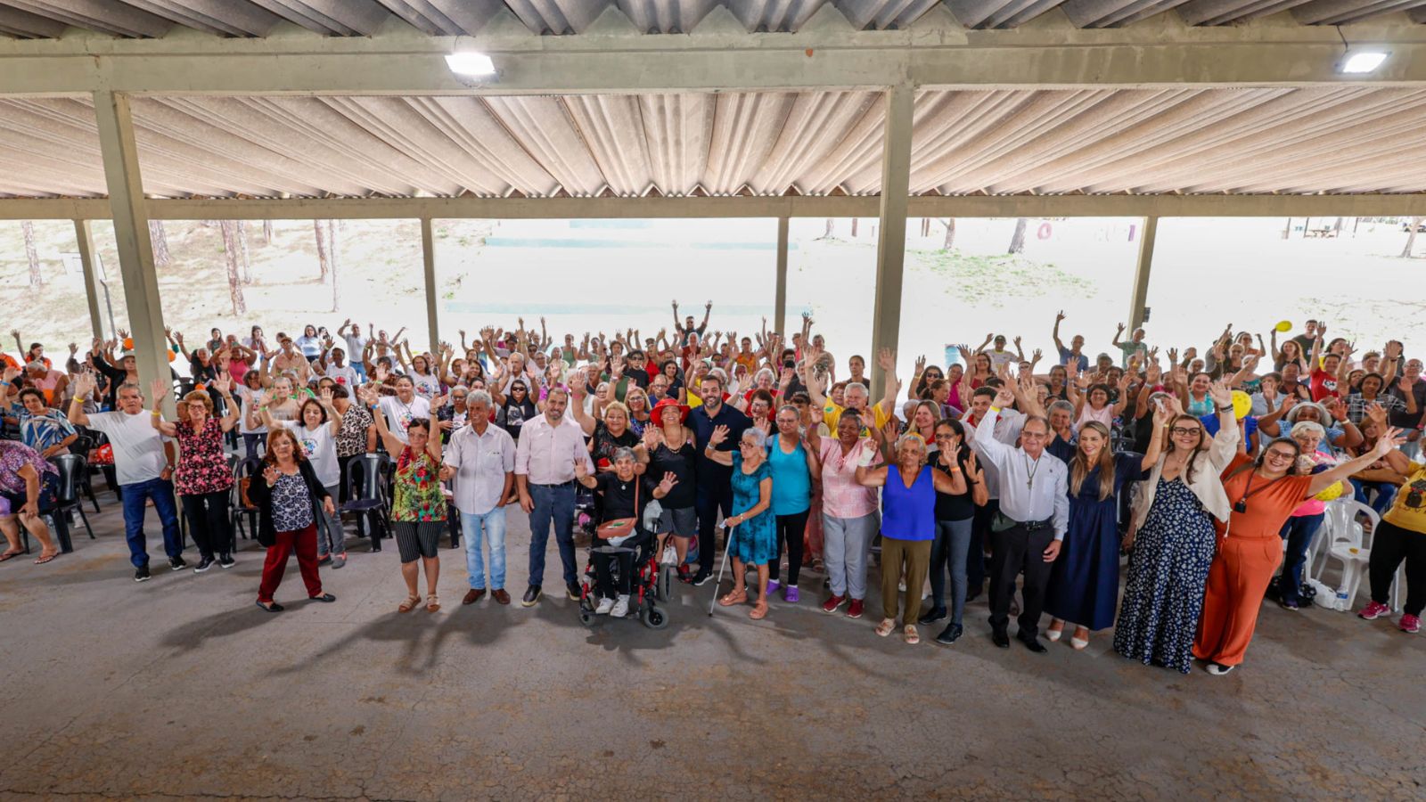 Idosos e autoridades reúnem-se no Parque do Corrupira durante o encerramento da Semana do Idoso em Jundiaí, celebrando com alegria e integração.