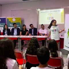 Estudante apresenta a Cooperativa Mirim My Mind na Escola Maple Bear, em Atibaia, ao lado de representantes do Sicoob Integrado. Estudante apresenta a Cooperativa Mirim My Mind na Escola Maple Bear, em Atibaia, ao lado de representantes do Sicoob Integrado.