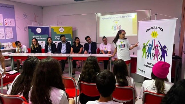 Estudante apresenta a Cooperativa Mirim My Mind na Escola Maple Bear, em Atibaia, ao lado de representantes do Sicoob Integrado. Estudante apresenta a Cooperativa Mirim My Mind na Escola Maple Bear, em Atibaia, ao lado de representantes do Sicoob Integrado.