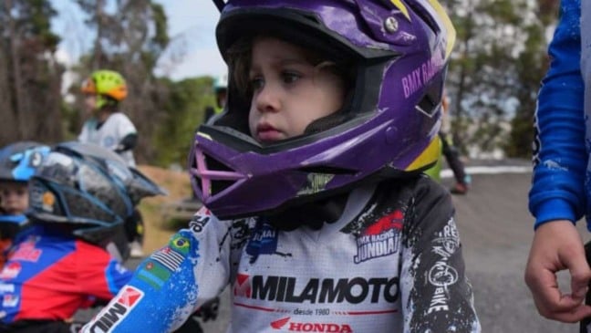Sophia Bernardes, ciclista mirim de Jundiaí, com 3 anos, equipada para corrida de BMX.