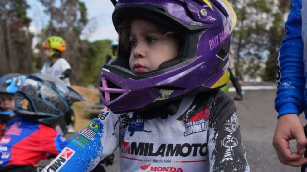 Sophia Bernardes, ciclista mirim de Jundiaí, com 3 anos, equipada para corrida de BMX. Sophia Bernardes, ciclista mirim de Jundiaí, com 3 anos, equipada para corrida de BMX.