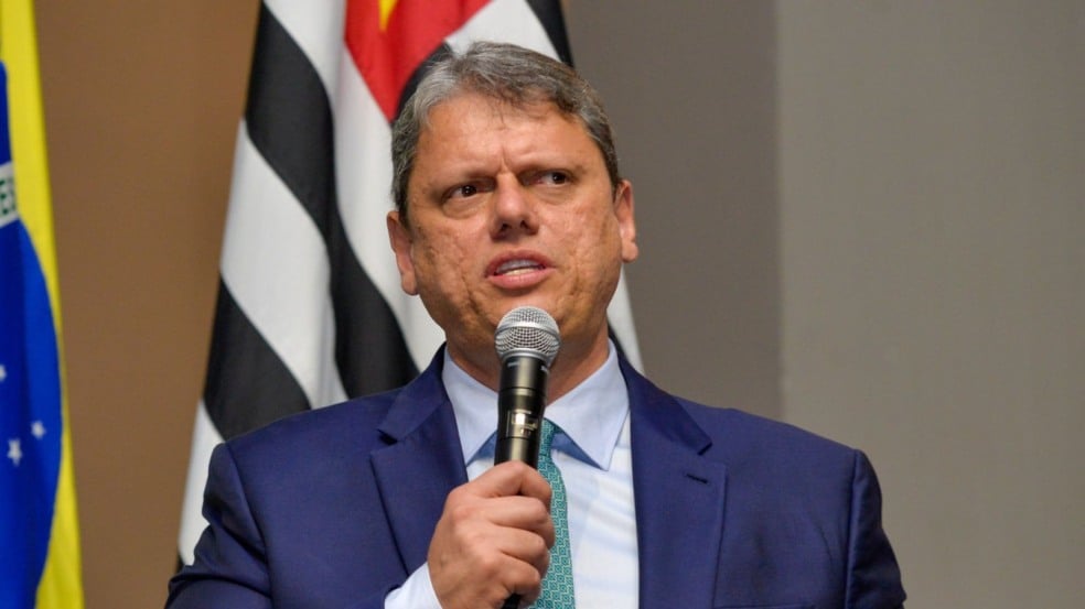 Governador Tarcísio de Freitas fala ao microfone em evento oficial em São Paulo, após anunciar que não disputará a Presidência em 2026. Governador Tarcísio de Freitas fala ao microfone em evento oficial em São Paulo, após anunciar que não disputará a Presidência em 2026.