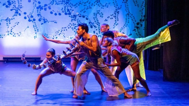 Dançarinos da Cia. Jovem de Dança no espetáculo “Folia dos Bichos” no Teatro Polytheama em Jundiaí.