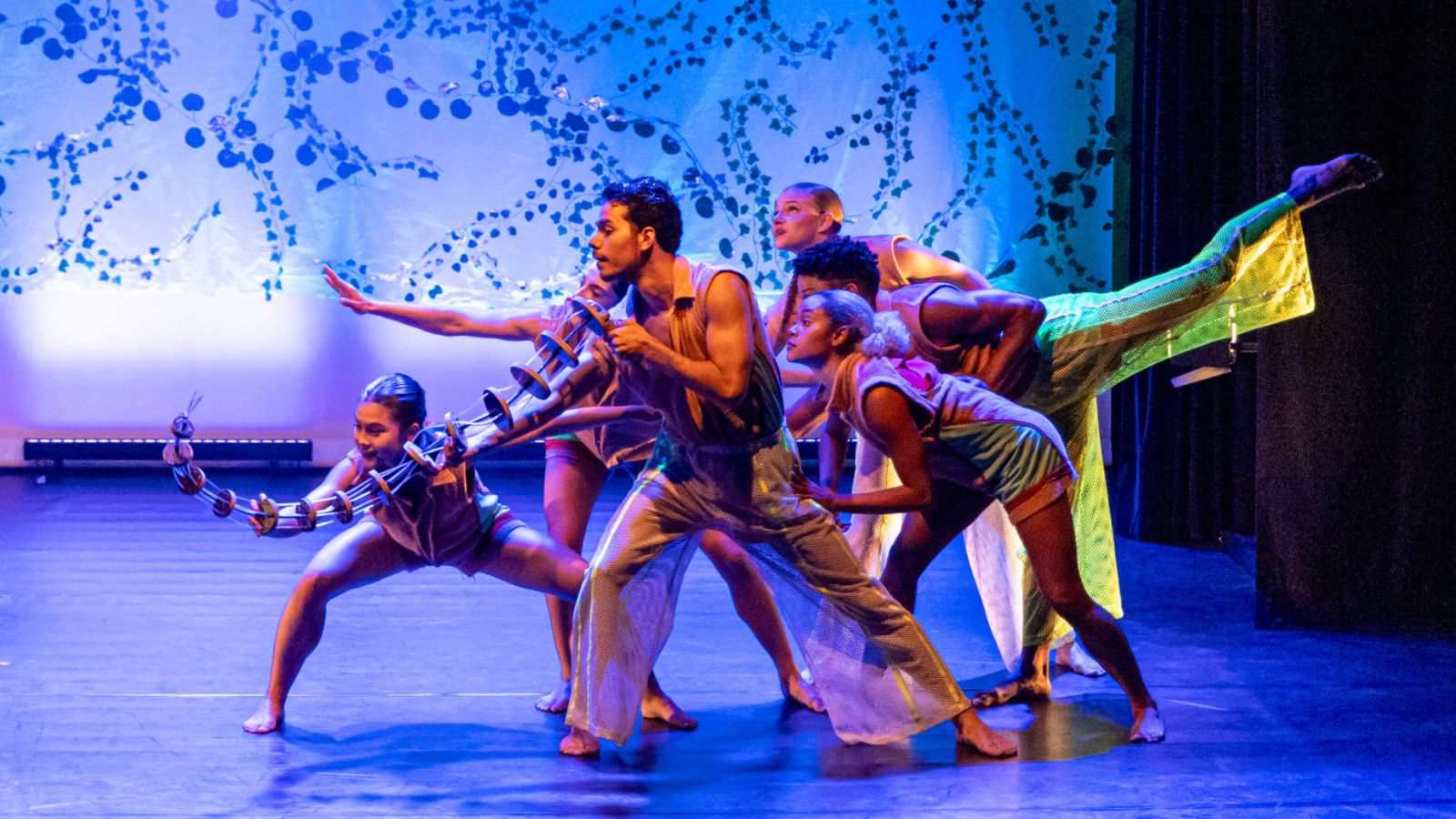 Dançarinos da Cia. Jovem de Dança no espetáculo “Folia dos Bichos” no Teatro Polytheama em Jundiaí.