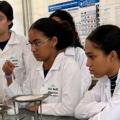 Alunas do curso Técnico em Alimentos em Jundiaí realizando atividade prática em laboratório da ETEC Benedito Storani.