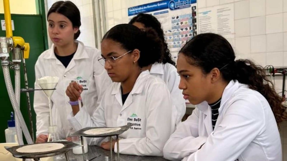 Alunas do curso Técnico em Alimentos em Jundiaí realizando atividade prática em laboratório da ETEC Benedito Storani.
