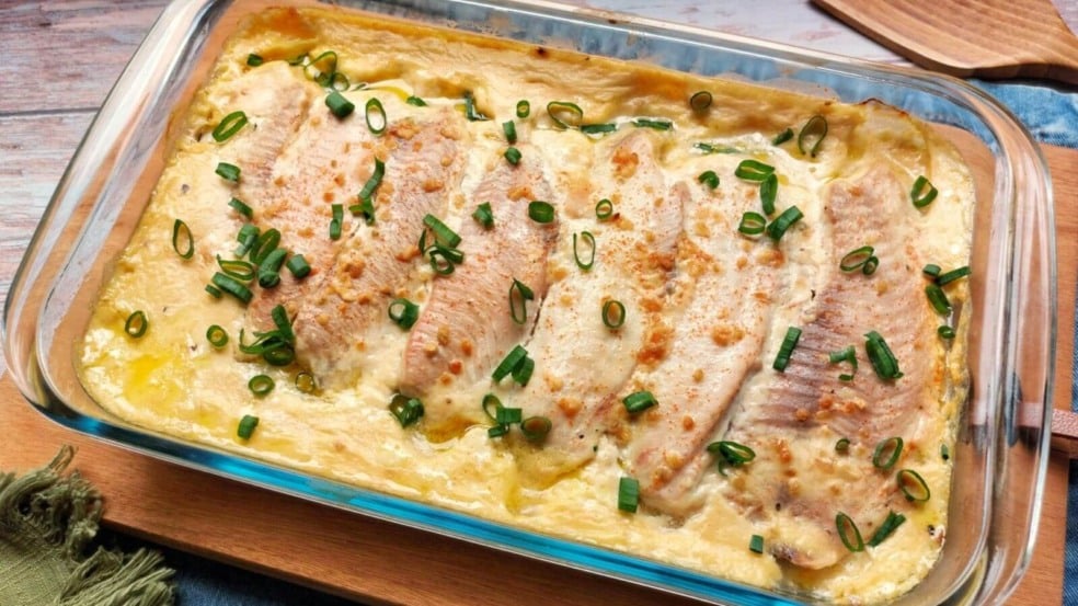 tilápia assada com creme de cebola