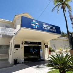 Fachada do Novo Hospital São Vicente de Paulo, em Jundiaí, com placa azul, jardim e estátua de São Vicente de Paulo.