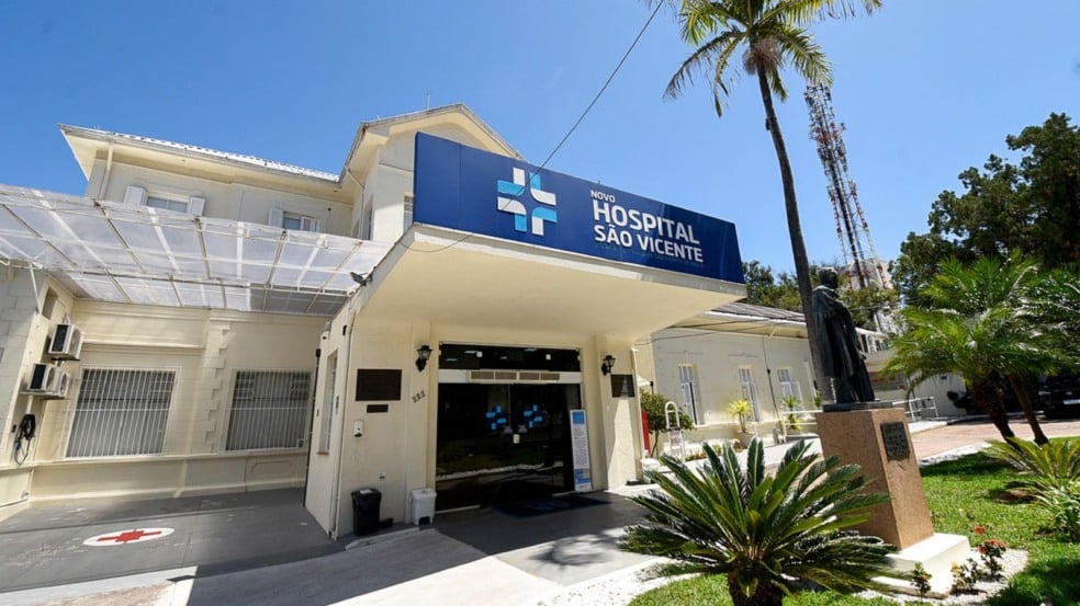 Fachada do Novo Hospital São Vicente de Paulo, em Jundiaí, com placa azul, jardim e estátua de São Vicente de Paulo. Fachada do Novo Hospital São Vicente de Paulo, em Jundiaí, com placa azul, jardim e estátua de São Vicente de Paulo.