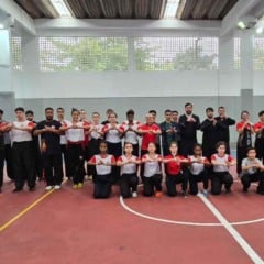 Grupo de atletas de Kung Fu Wushu faz o cumprimento marcial durante treino especial na Escola Ana Paes em Jundiaí.
