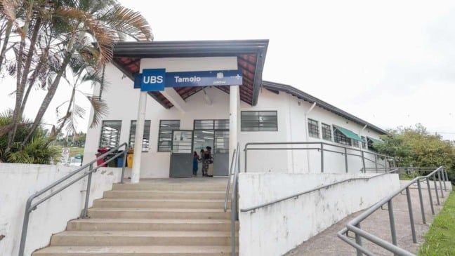Fachada da Unidade Básica de Saúde (UBS) Tamoio, em Jundiaí, com escadaria e rampa de acesso na entrada.