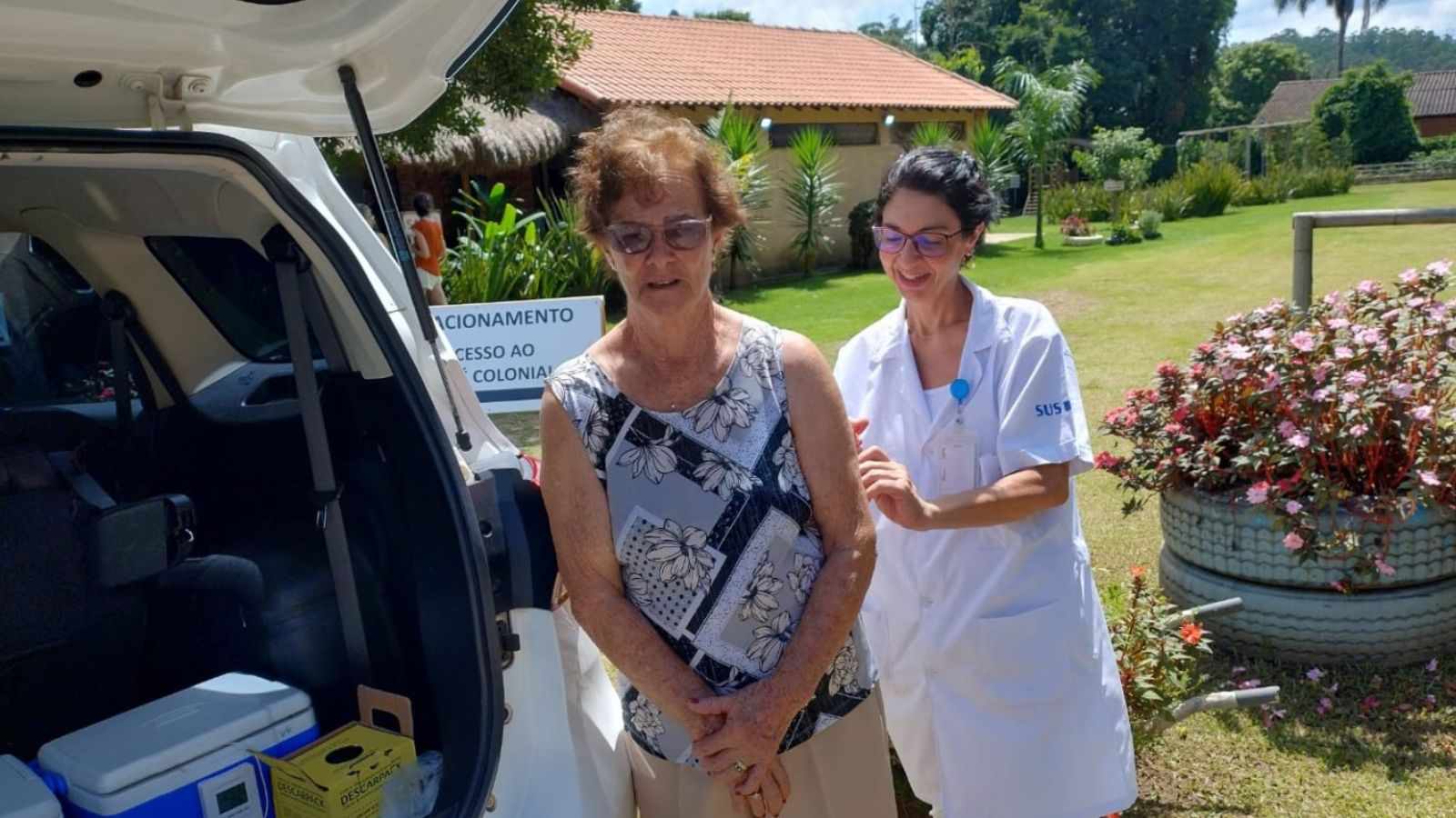 Profissional de saúde do SUS aplica vacina contra Febre Amarela em idosa durante ação de vacinação casa a casa em área rural de Jundiaí.