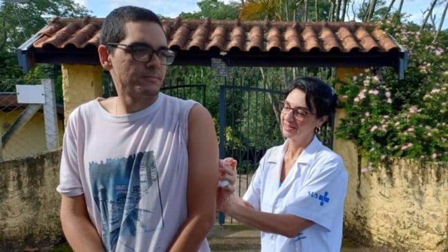 Agente do SUS vacina morador durante ação casa a casa em Jundiaí.