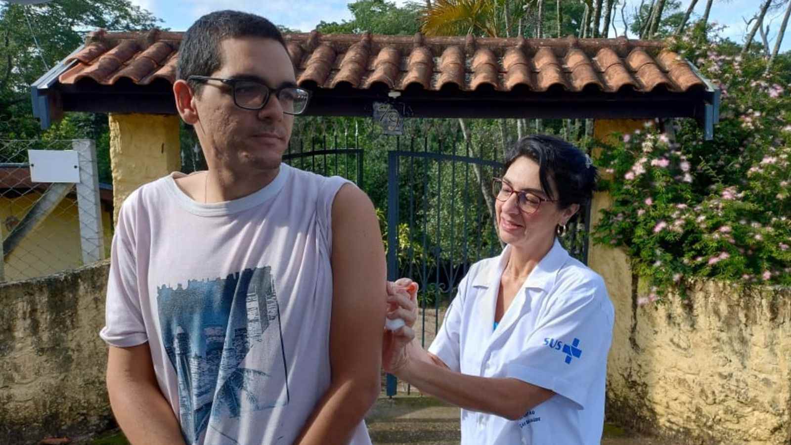 Agente do SUS vacina morador durante ação casa a casa em Jundiaí.