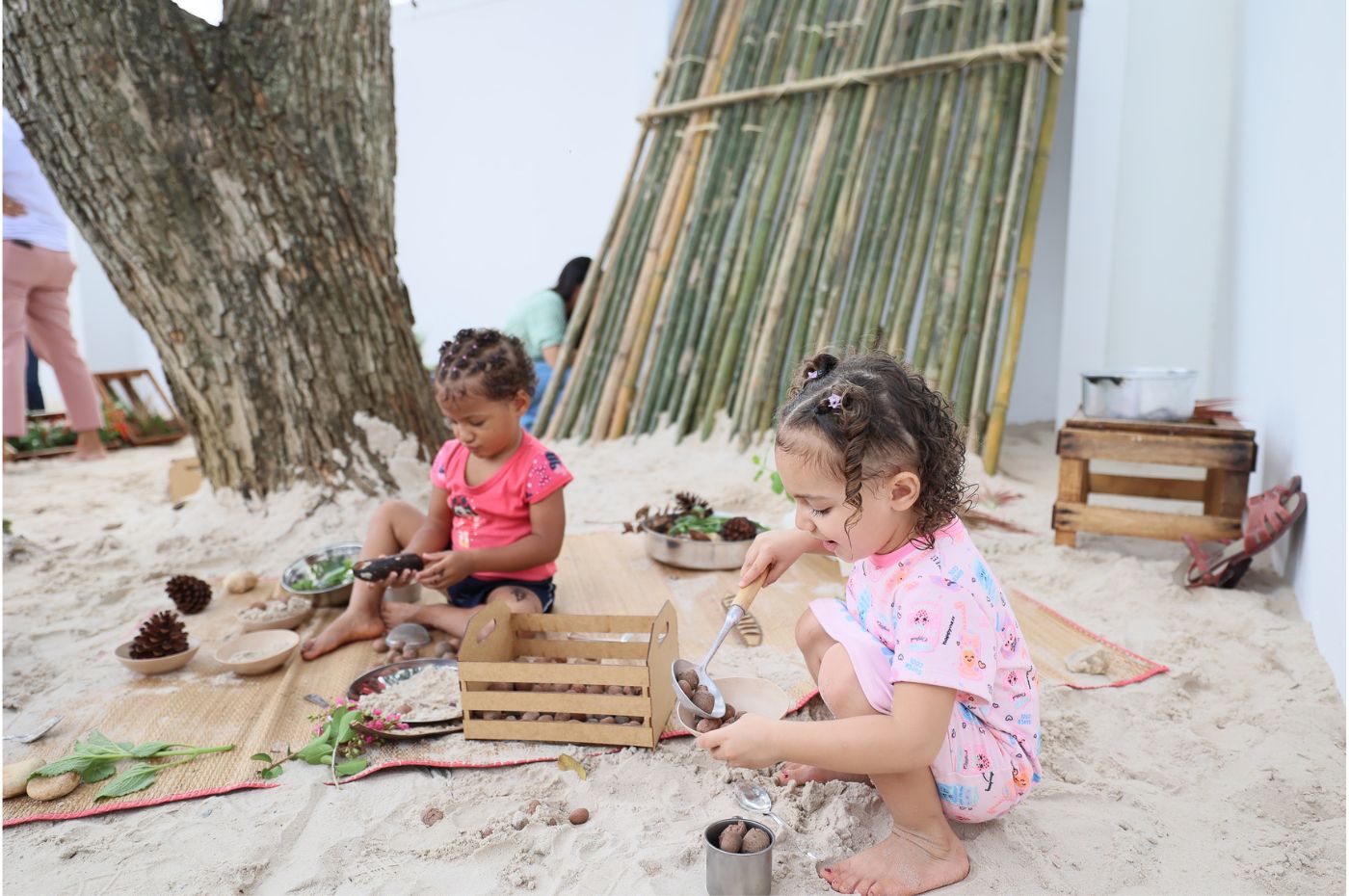 Crianças brincando ao ar livre em creche de Jundiaí, evidenciando a ampliação das vagas nas creches de Jundiaí com novas reformas.