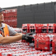 Funcionário da Coca-Cola FEMSA organiza produtos no centro de distribuição em Jundiaí para vagas temporárias de fim de ano.