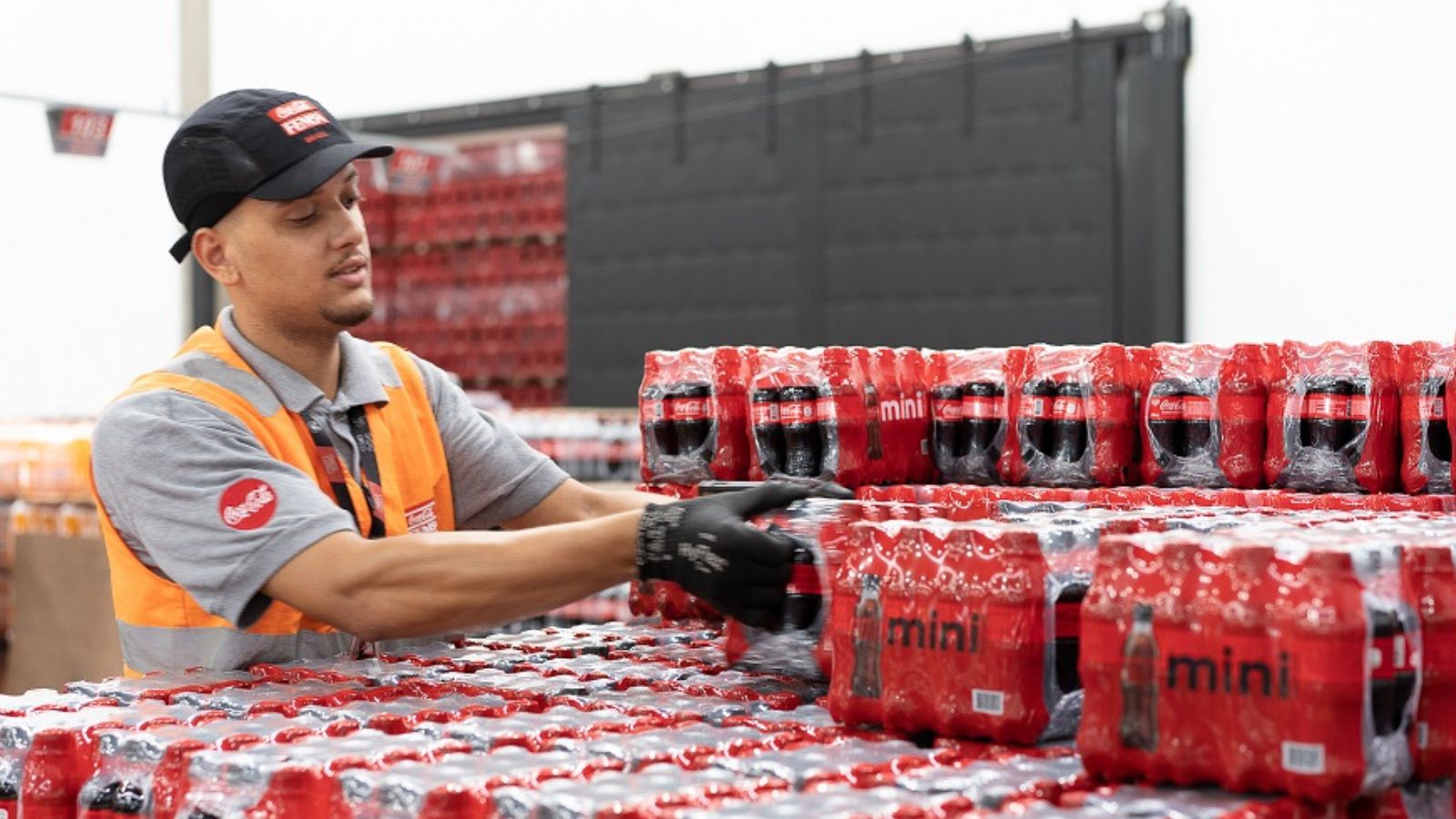 Funcionário da Coca-Cola FEMSA organiza produtos no centro de distribuição em Jundiaí para vagas temporárias de fim de ano.