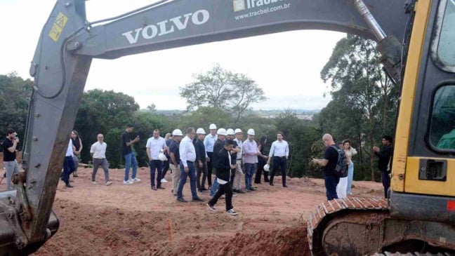 Autoridades e equipe técnica posam para foto durante o lançamento do conjunto habitacional com tecnologia inédita em Várzea Paulista.