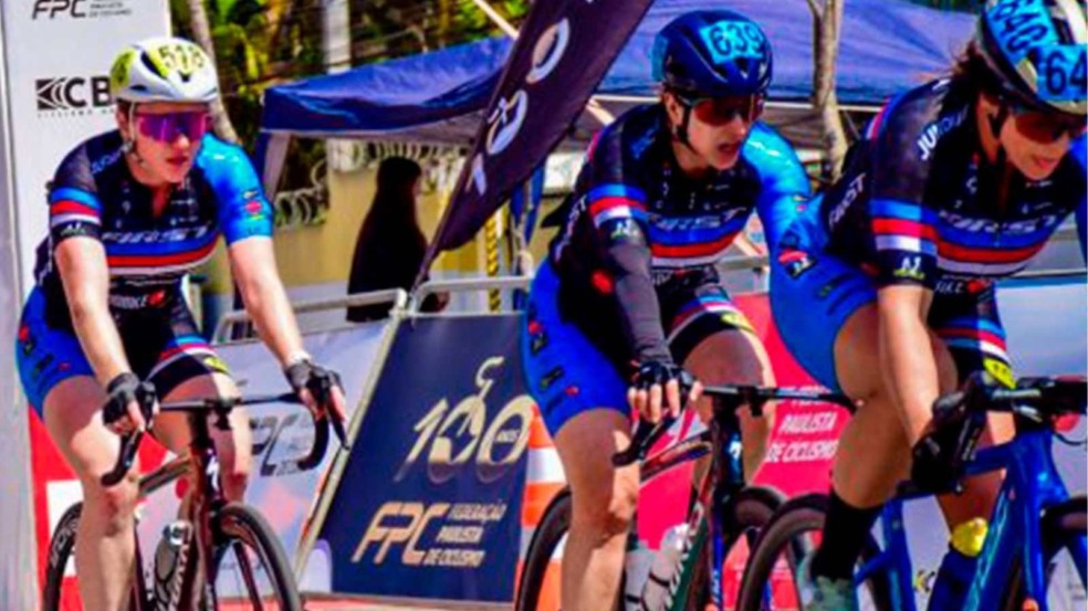Ciclistas de Jundiaí em ação durante a 26ª Volta Ciclística Internacional do Grande ABCD, no circuito de chegada em Diadema, com uniformes azuis e pretos. Ciclistas de Jundiaí em ação durante a 26ª Volta Ciclística Internacional do Grande ABCD, no circuito de chegada em Diadema, com uniformes azuis e pretos.