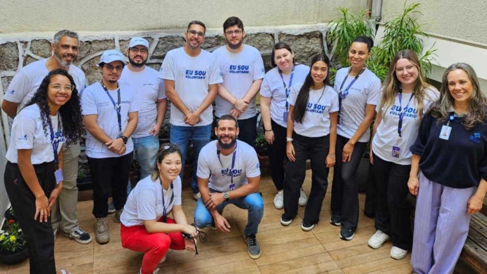 Voluntários do Instituto Motiva e da AutoBAn posam sorridentes após ação de revitalização do jardim do Hospital São Vicente, em Jundiaí. Voluntários do Instituto Motiva e da AutoBAn posam sorridentes após ação de revitalização do jardim do Hospital São Vicente, em Jundiaí.