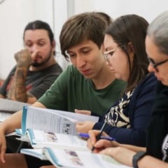 Alunos adultos estudando juntos em sala de aula durante curso de idiomas do Centro de Línguas de Jundiaí.
