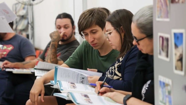 Alunos adultos estudando juntos em sala de aula durante curso de idiomas do Centro de Línguas de Jundiaí.