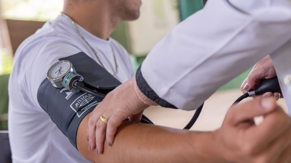 Pessoa medindo pressão