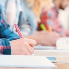 Estudante segurando caneta
