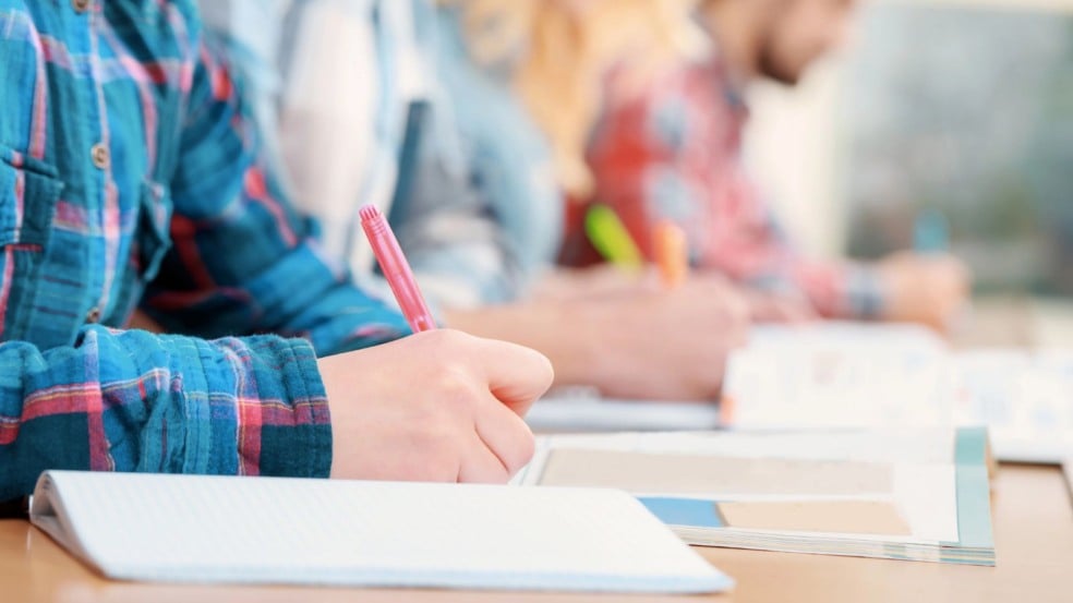 Estudante segurando caneta