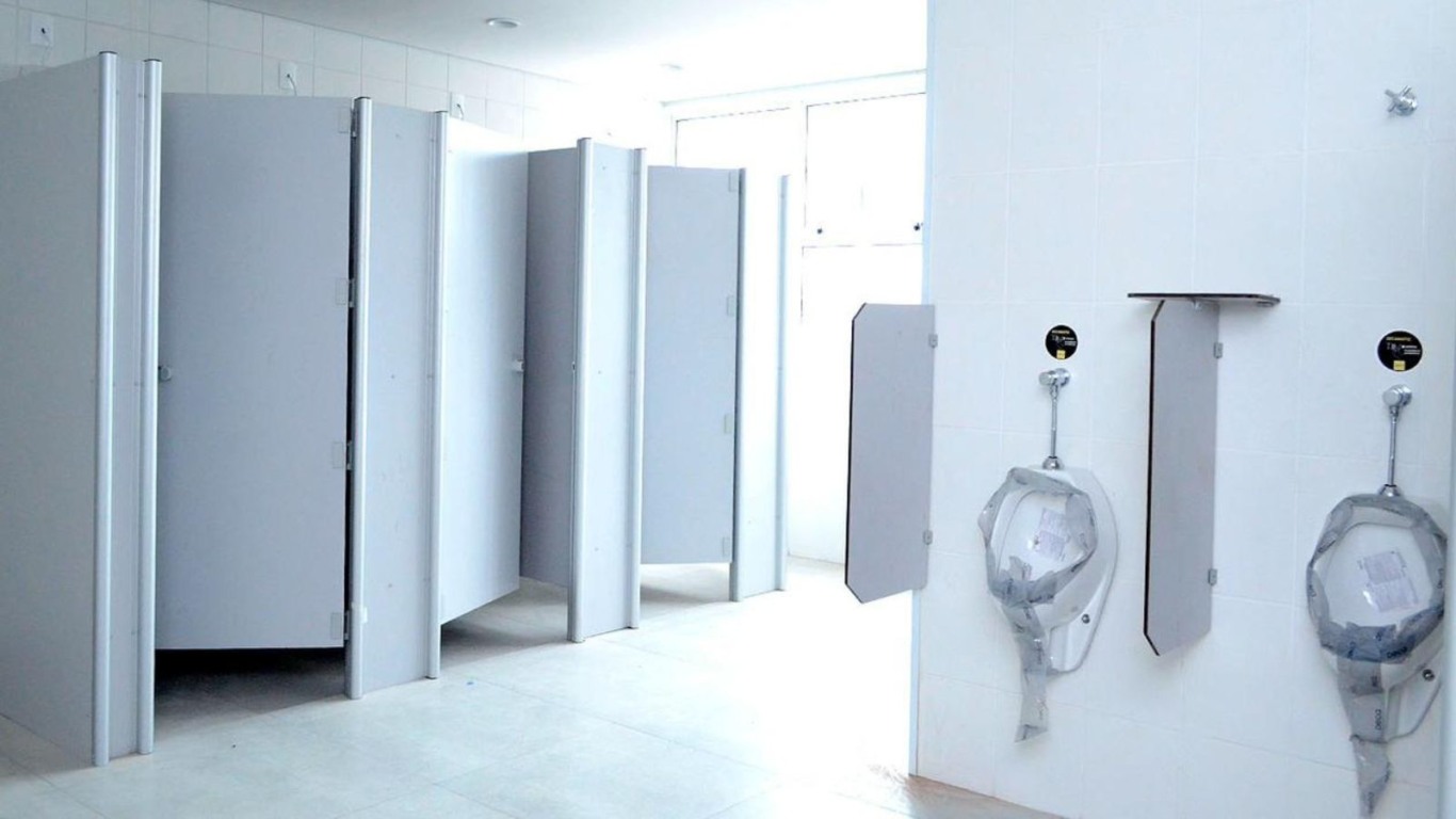 Banheiros do Hospital de Várzea Paulista com divisórias, portas e louças novas em fase final de instalação.