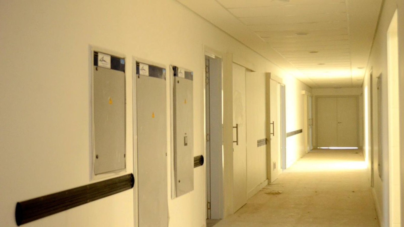 Corredor interno do Hospital de Várzea Paulista com paredes e portas instaladas em fase final de obra.