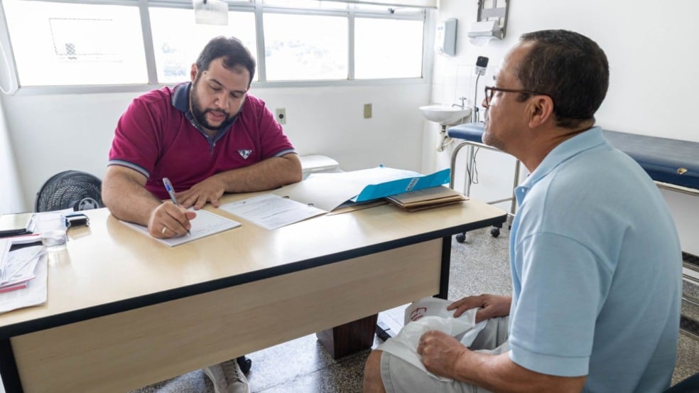 Médico atendendo Médico atendendo