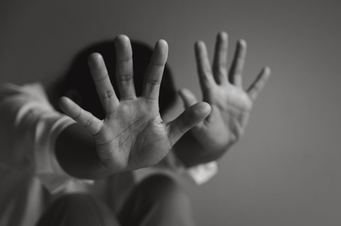 Criança se protegendo de agressão Criança se protegendo de agressão