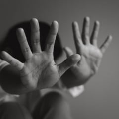 Criança se protegendo de agressão