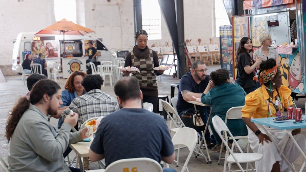 Pessoas comendo Pessoas comendo