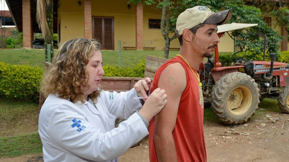 Profissional de saúde aplica vacina contra a febre amarela em morador de área rural durante campanha casa a casa em Jundiaí. Profissional de saúde aplica vacina contra a febre amarela em morador de área rural durante campanha casa a casa em Jundiaí.