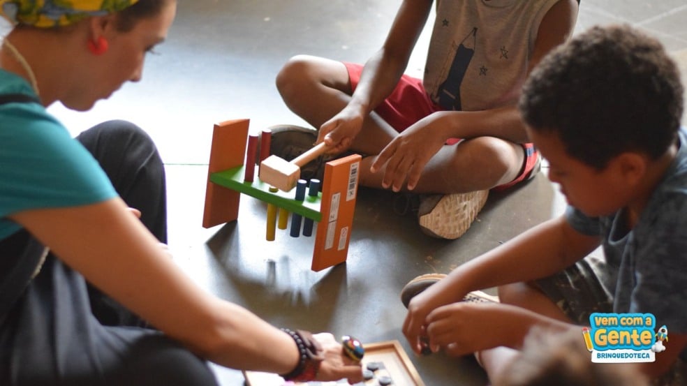 Crianças brincando Crianças brincando