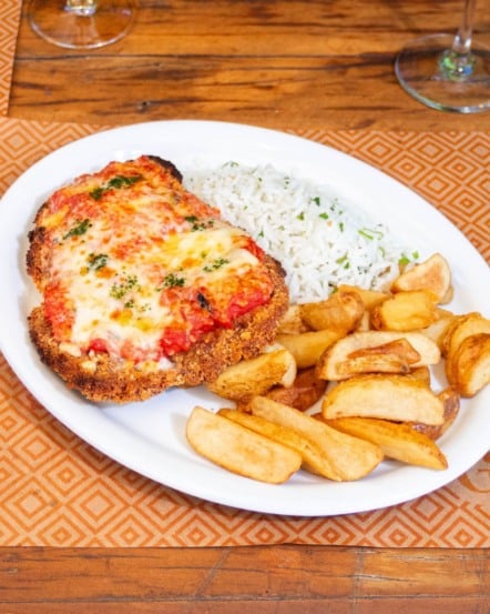 Frango a parmegiana com arroz e batatas