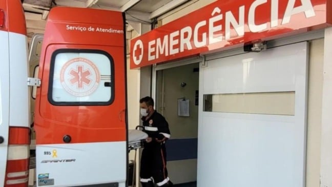 ambulância do SAMU em entrada de emergência do Hospital São Vicente em Jundiaí