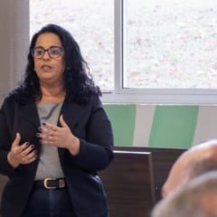 Ana Paula de Almeida, nova secretária de Mobilidade e Transporte de Jundiaí, fala em reunião com servidores.