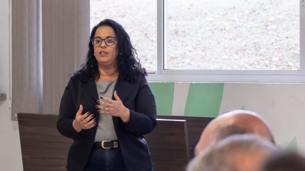 Ana Paula de Almeida, nova secretária de Mobilidade e Transporte de Jundiaí, fala em reunião com servidores.