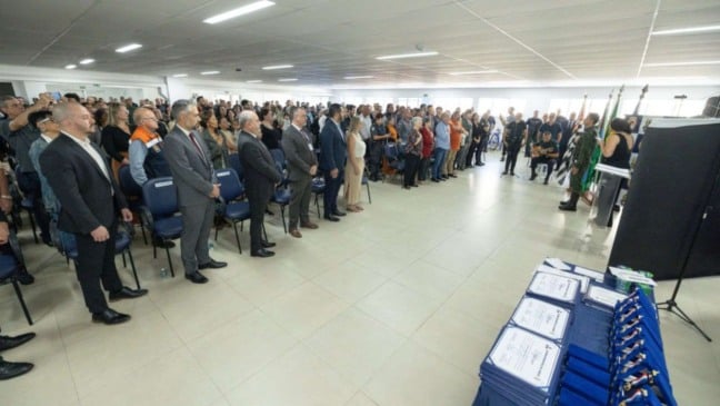 Auditório do CIES lotado com autoridades e convidados durante a cerimônia dos 76 anos da Guarda Municipal de Jundiaí.
