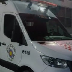 Viatura da Polícia Militar de São Paulo estacionada à noite, com luz de emergência acesa e identificação de Base Comunitária Móvel.
