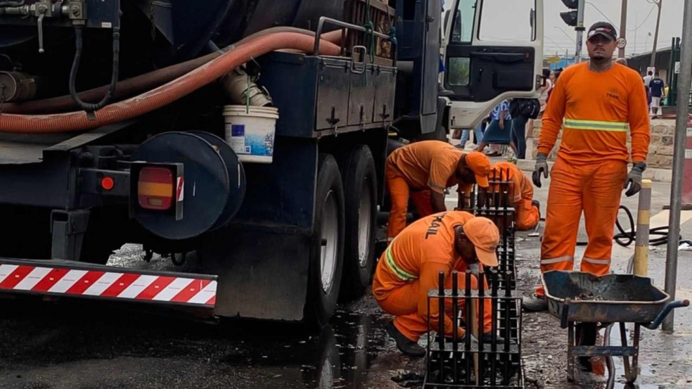 Trabalhadores uniformizados limpam bocas de lobo ao lado de um caminhão de hidrojateamento em rua de Jundiaí. Trabalhadores uniformizados limpam bocas de lobo ao lado de um caminhão de hidrojateamento em rua de Jundiaí.