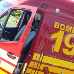 Viatura vermelha dos Bombeiros de São Paulo com a porta aberta e o número 193 em destaque na lateral.