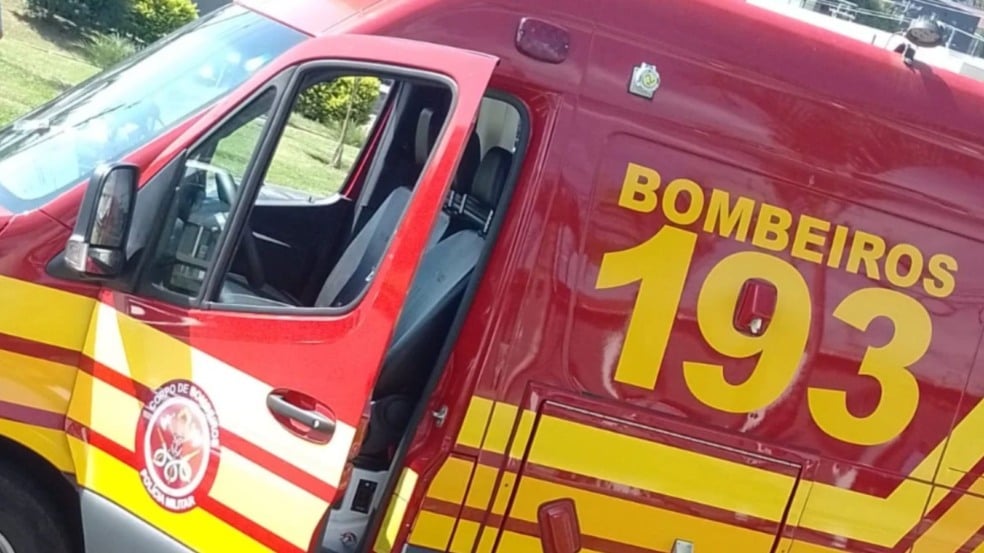 Viatura vermelha dos Bombeiros de São Paulo com a porta aberta e o número 193 em destaque na lateral.