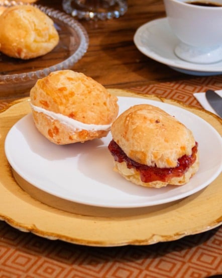 Pães de queijo recheados