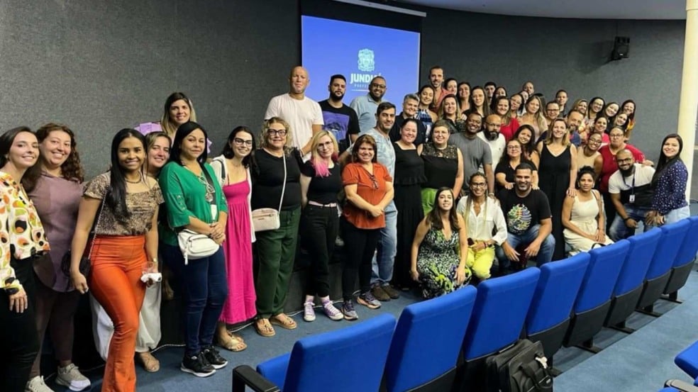 Grupo de profissionais reunidos em auditório para foto coletiva durante evento ou capacitação da rede de saúde de Jundiaí. Grupo de profissionais reunidos em auditório para foto coletiva durante evento ou capacitação da rede de saúde de Jundiaí.